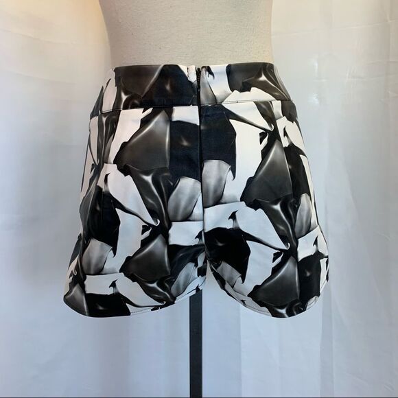 Beulah Black white floral faux leather skirt Sz M - Picture 3 of 8